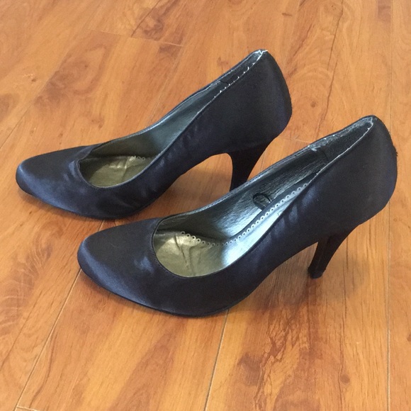 Black high heels - Picture 2 of 2